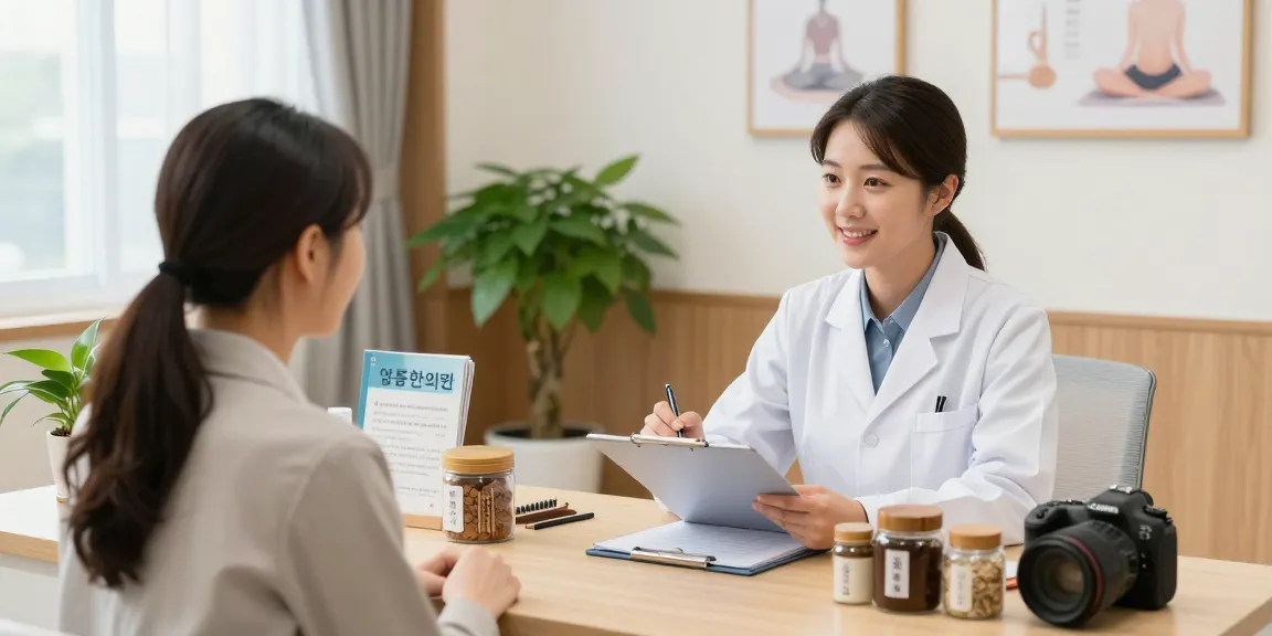 Consultation at 영통한의원, showcasing friendly health practitioner and patient interaction in a welcoming clinic environment.